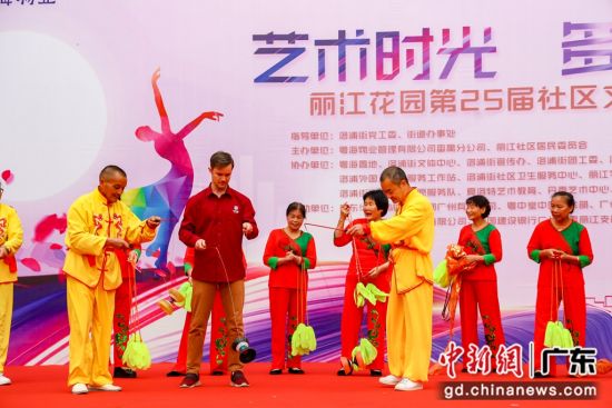 广州一社区举办文化艺术节，吸引不少外国有人参与。受访者 供图