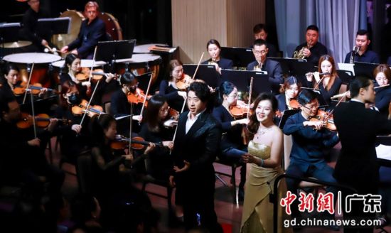宋元明和马腾演唱《我和我的祖国》。 鹏瑞公益基金会 供图