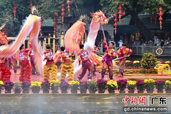 龙狮队队员为游客表演“舞火龙”。记者 陈骥旻 摄