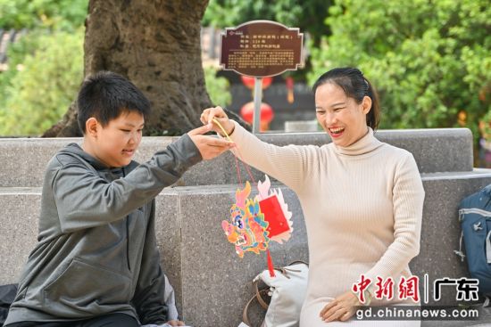 游客在广府新春游园会上制作“龙灯”。记者 陈骥旻 摄