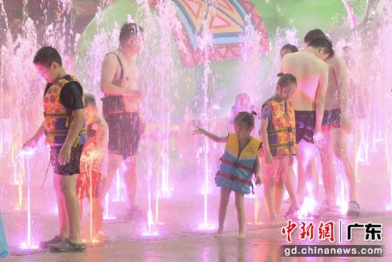 广州长隆水上乐园20日开园，开启2024年玩水季。(陈骥旻 摄)