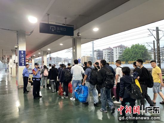 韶关东站派出所民警疏导滞留旅客有序转运。广州铁路公安处 供图